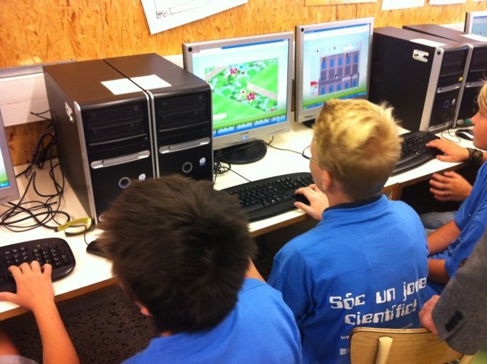 Alumno Probando El Juego Dedicado A Miquel Crusafont