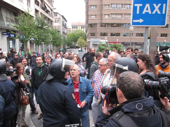 El diputado Sabino Cuadra discute con la Policía en la jornada de huelga del 26S