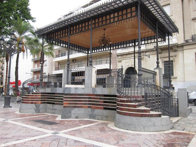 Templete de la Plaza de las Monjas tras retirar los recuerdos  por Ruth y José. 