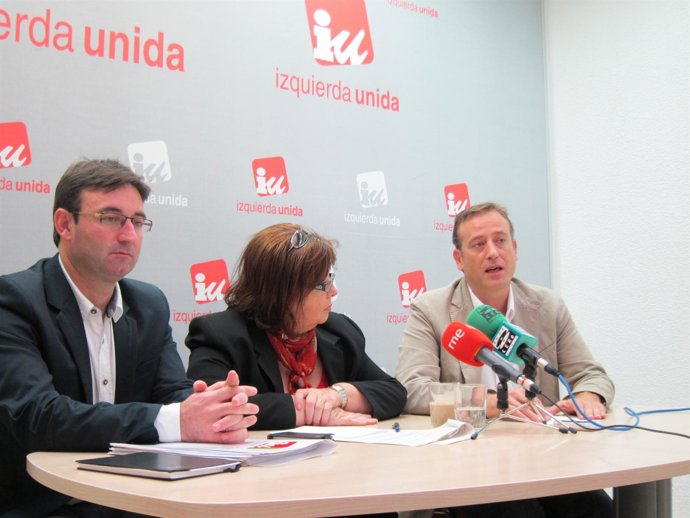 Los representantes de IU en rueda de prensa