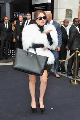 Lady Gaga en el lanzamiento de su perfume en París 