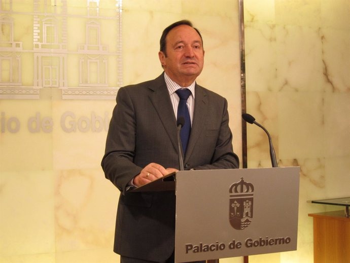 El presidente del Gobierno de La Rioja, Pedro Sanz, en rueda de prensa