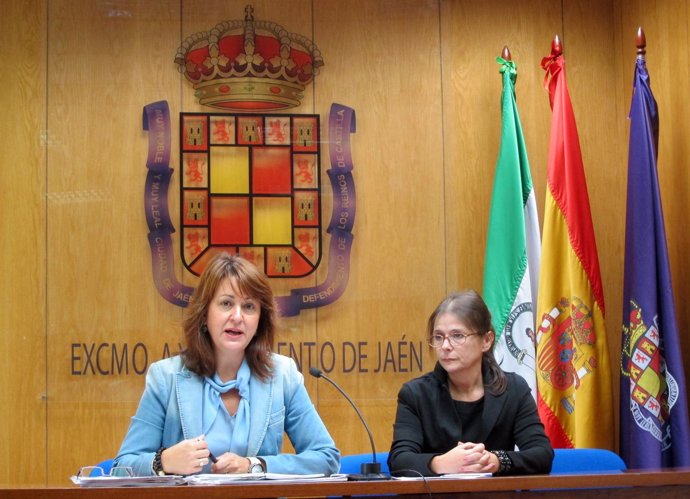 Las Concejalas Del PSOE María Del Mar Shaw Y Carmen Guerrero.