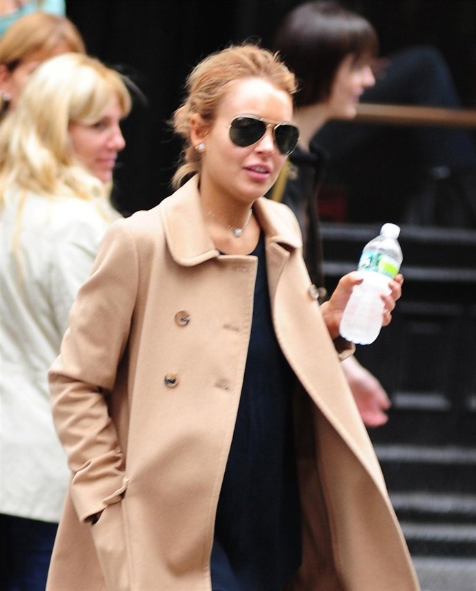 Lindsay Lohan por la calle con una botella de agua 