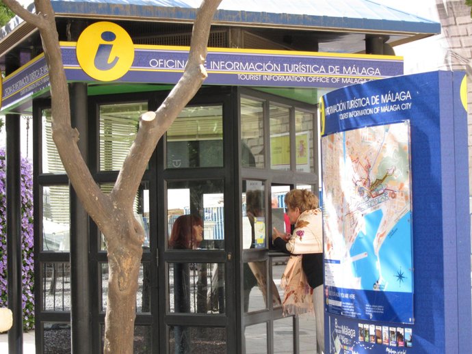 Turista En Oficina Información Turismo 