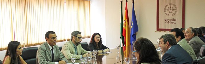 El secretario general del PSOE de Huelva, Ignacio Caraballo, se reúne en la UHU.
