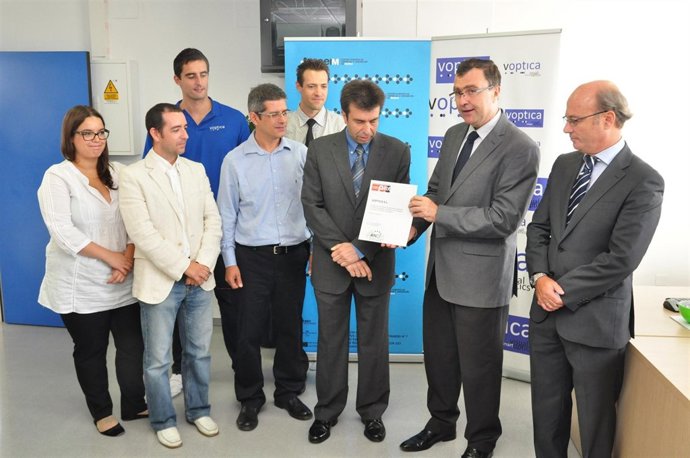 Entrega del certificado de Empresa Innovadora de Base Tecnológica a Voptica 