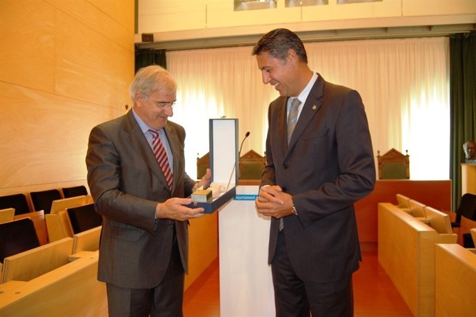 Xavier Garcia Albiol (PP) entrega la Venus al presidente del Institut Guttman