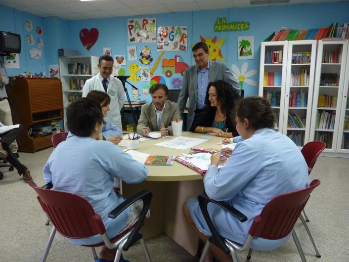 El Delegado De La Junta, José Fiscal, Visita El Aula Hospitalaria. 