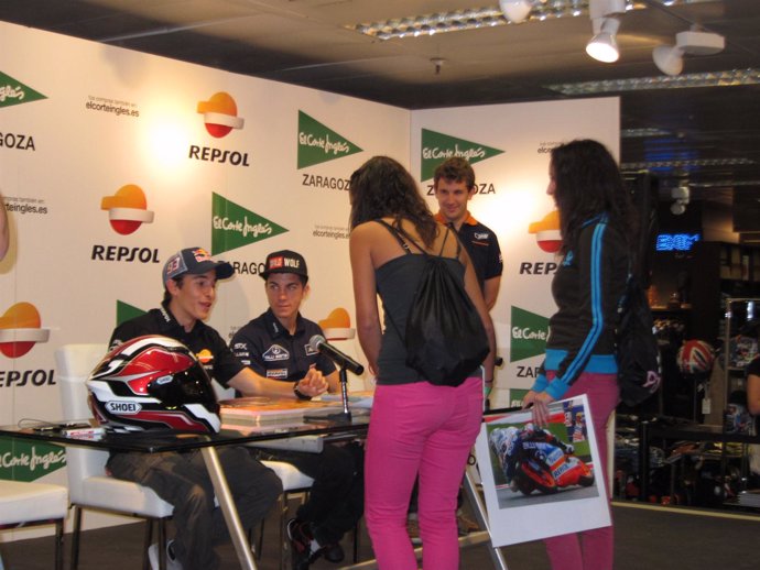 Los pilotos Marc Márquez  y Maverick Viñales firmando autógrafos en Zaragoza