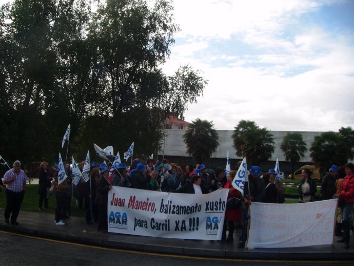 Concentración De Mariscadoras De Carril Frente A La Xunta En Santiago