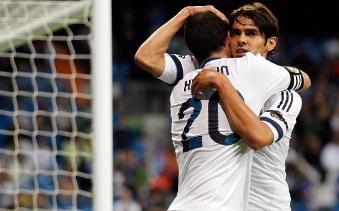 Kaká se abraza a Higuaín en el trofeo Santiago Bernabéu