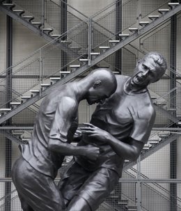  Estatua Del Cabezazo De Zinedine Zidane Al Italiano Marco Materazz