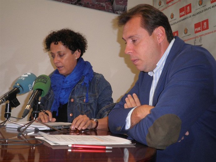 El presidente del Grupo Socialista, Óscar Puente, y la concejal Rafaela Romero