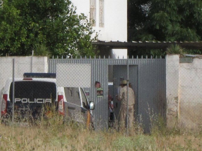 Un Técnico Entra En La Finca De Las Quemadillas