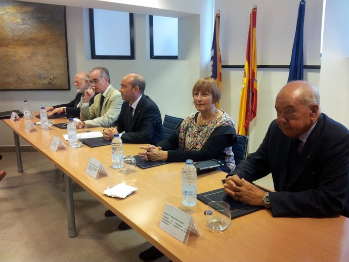 Gómez firma convenio con Reales Academias