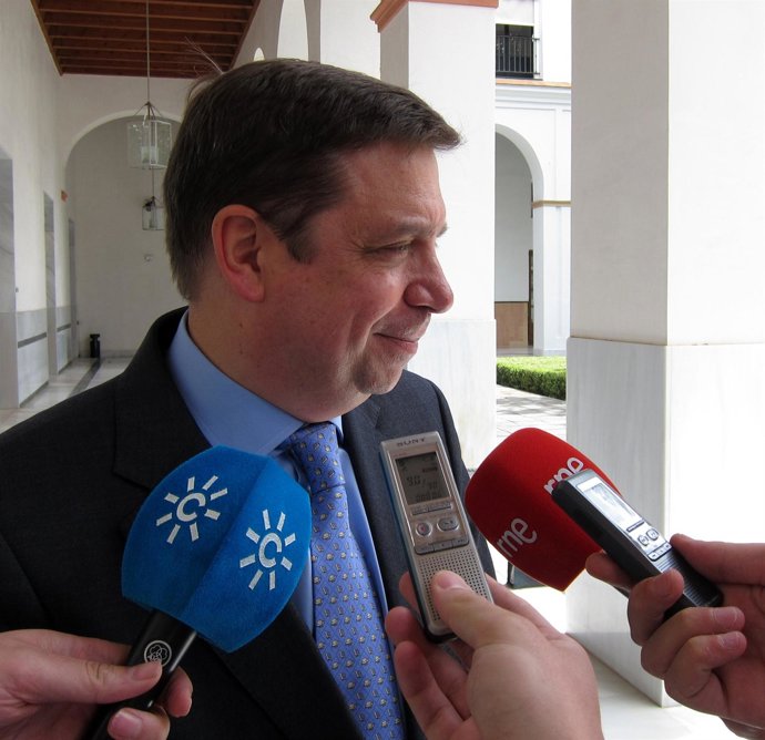 Luis Planas Atiende A Los Medios En El Parlamento