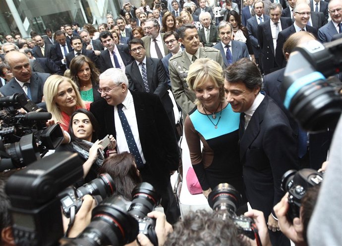 Ignacio González en su toma de posesión con Aguirre