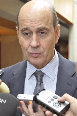 Rafael Fernández de Alarcón atendiendo a los medios en las Cortes