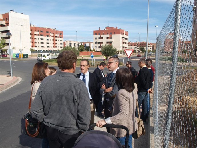 Sáez Rojo y Yangüela conversan con vecinos y padres en el Camino de Salesianos 