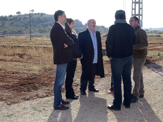 El Propietario Del FIB, Vince Power, (En El Centro) En Una Visita A Benicàssim