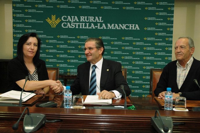 Firma del convenio entre UPA y Caja Rural