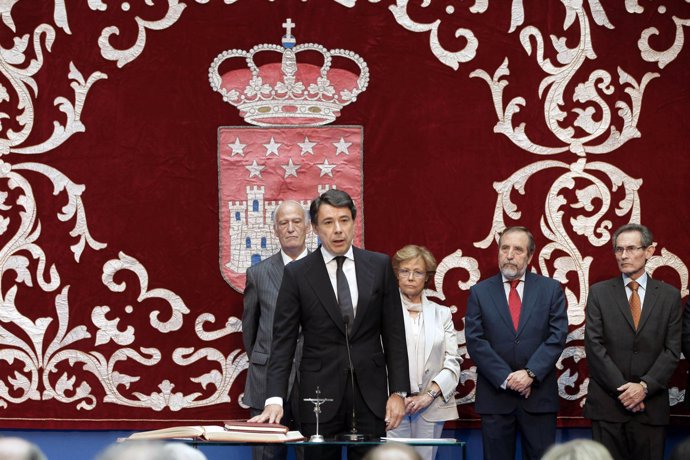 González tomando posesión como presidente de la Comunidad