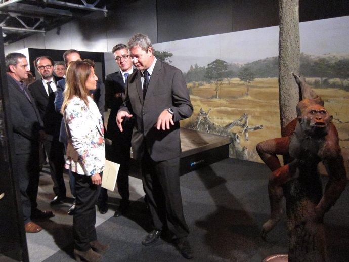 La Alcaldesa De Cáceres Visitando La Exposición 'Orígenes'