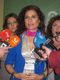 Montero critica que el Sindicato Médico no se manifieste contra el Gobierno por ampliar horarios y sí contra la Junta