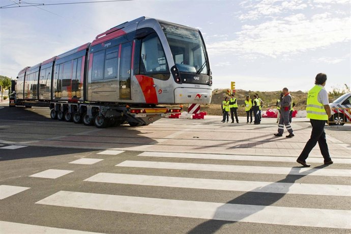 Traslado de un vehículo del tranvía a cocheras de Parque Goya