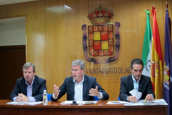 Fernández De Moya, En El Centro, Junto A García Anguita Y Jódar.