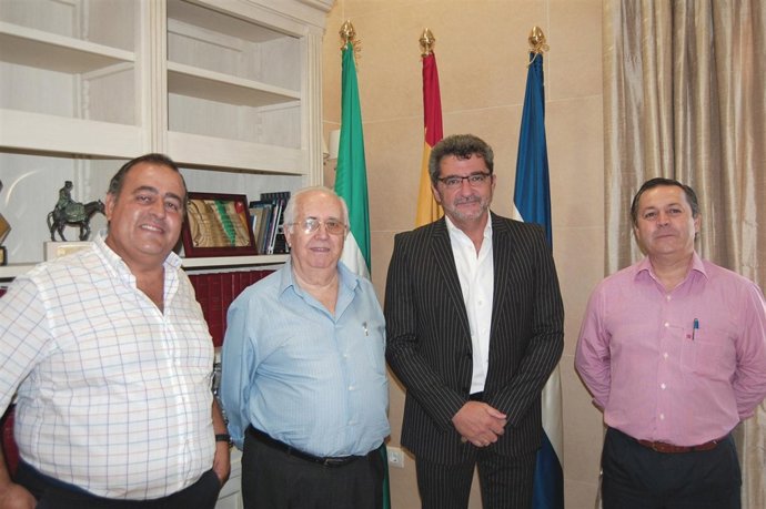 El Alcalde Panadero, Antonio Gutiérrez, Junto A Los Responsables Salesianos