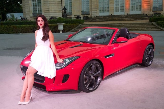 Lana del Rey presenta el Jaguar F-TYPE
