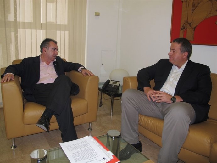 Reunión entre consejero Manuel Campos y alcalde de La Unión, Francisco Bernabé