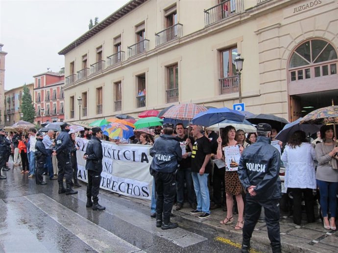 Protesta de funcionarios ante el TSJA