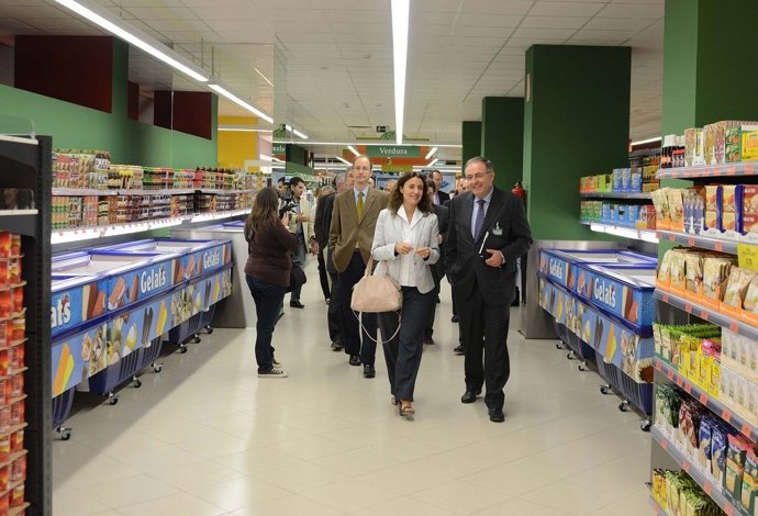 Mercè Conesa Visita El Nuevo Mercadona De Sant Cugat
