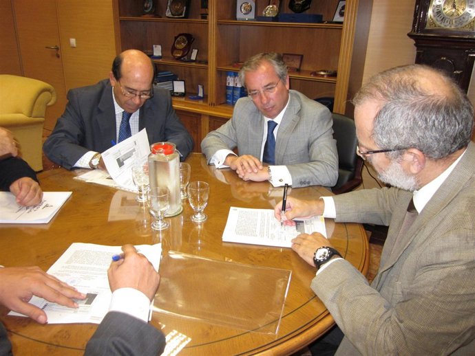 Acto de la firma de la cesión de espacios para la Oficina de Extranjeros