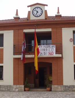 Pancarta en el Consistorio de Campo de San Pedro