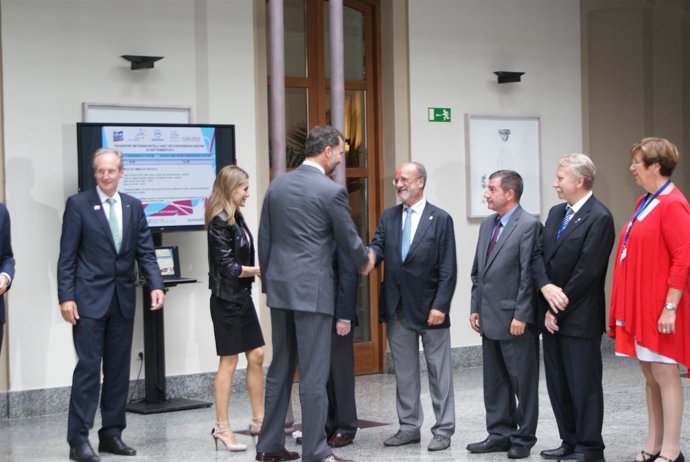 El alcalde de Valladolid saluda al Príncipe Felipe