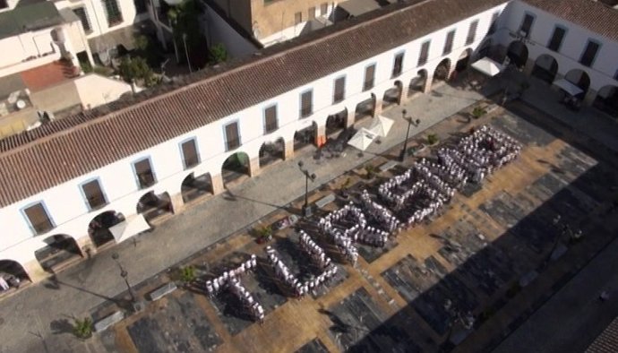 Vecinos de Berja forman la palabra 'Turismo'