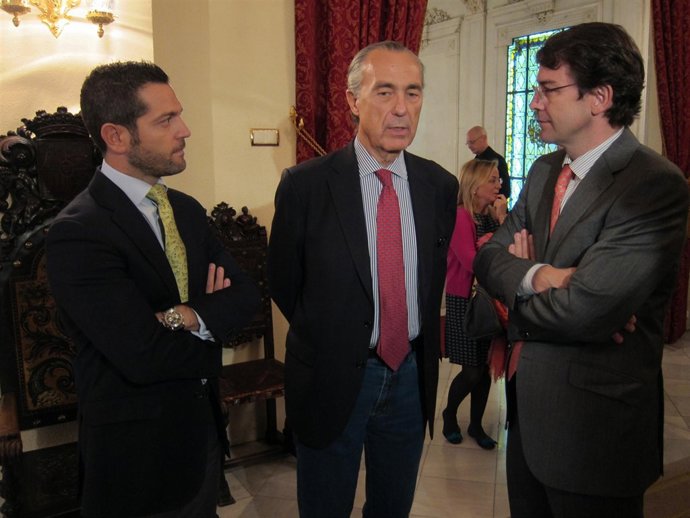 Luis Alberto de Cuenca junto a Fernández Mañueco y el concejal de Cultura