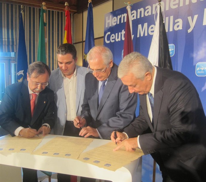 Los dirigentes 'populares' en el acto de hermanamiento