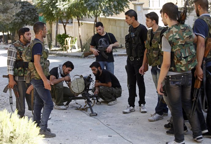 Rebeldes sirios revisan sus armas en la ciudad de Alepo