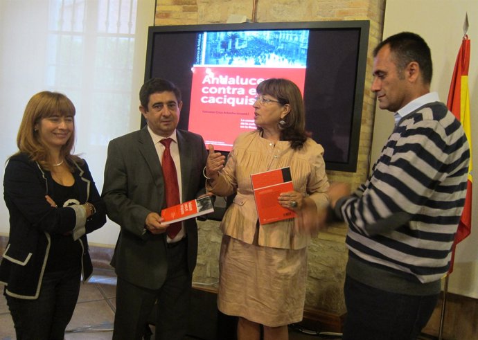 Antonia Olivares, Francisco Reyes, Carmen Mejías Y Salvador Cruz Con El Libro.