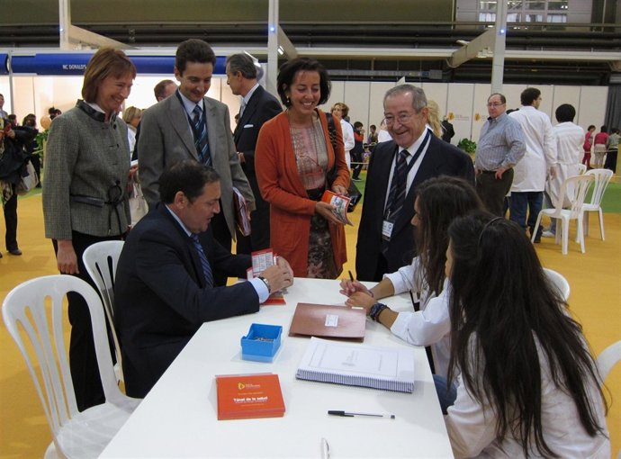 El consejero de Sanidad conversa con unas estudiantes en el Foro Vida Saludable