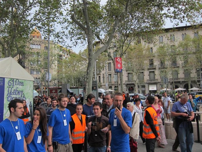 Colas a las puertas de la Apple Store de Passeig de Gràcia por el iPhone5
