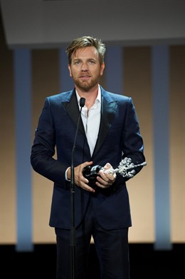 Ewan Mcgregor con su premio
