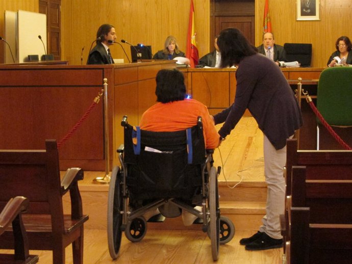 La acusada, en silla de ruedas, durante el jucio ante la Audiencia de Valladolid