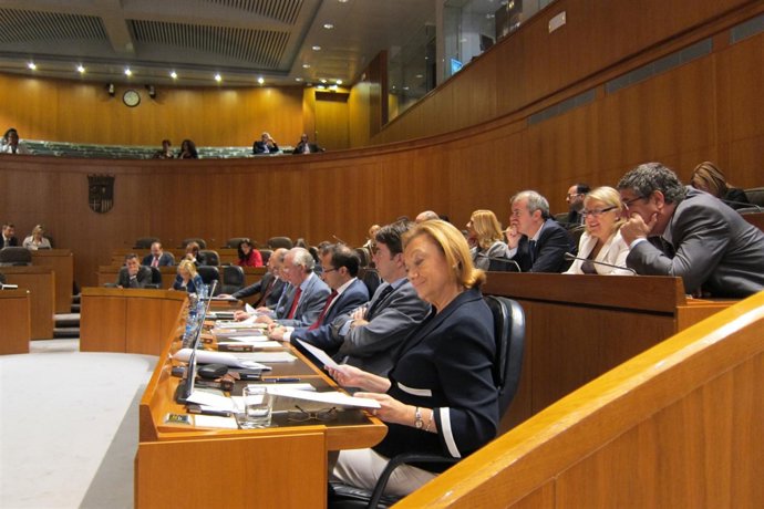 Rudi con sus consejeros y otros diputados