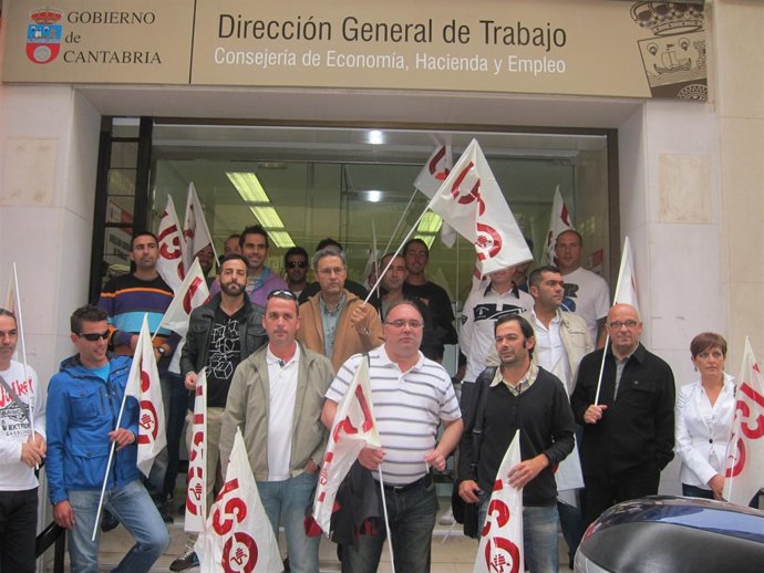 Trabajadores de Bridgestone se concentran en la Dirección de Trabajo